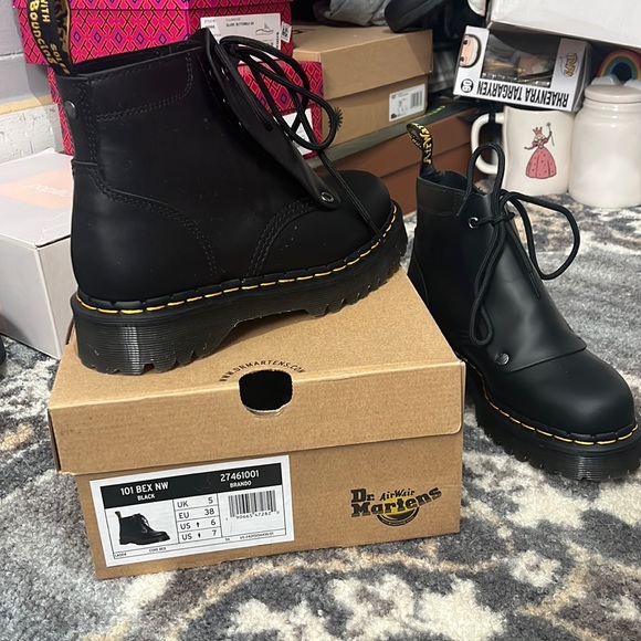 Dr. Martens Shoes - DR MARTENS